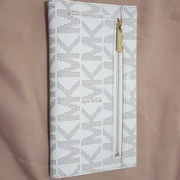 Michael Kors Monogram Wallet - Picture 4 of 4